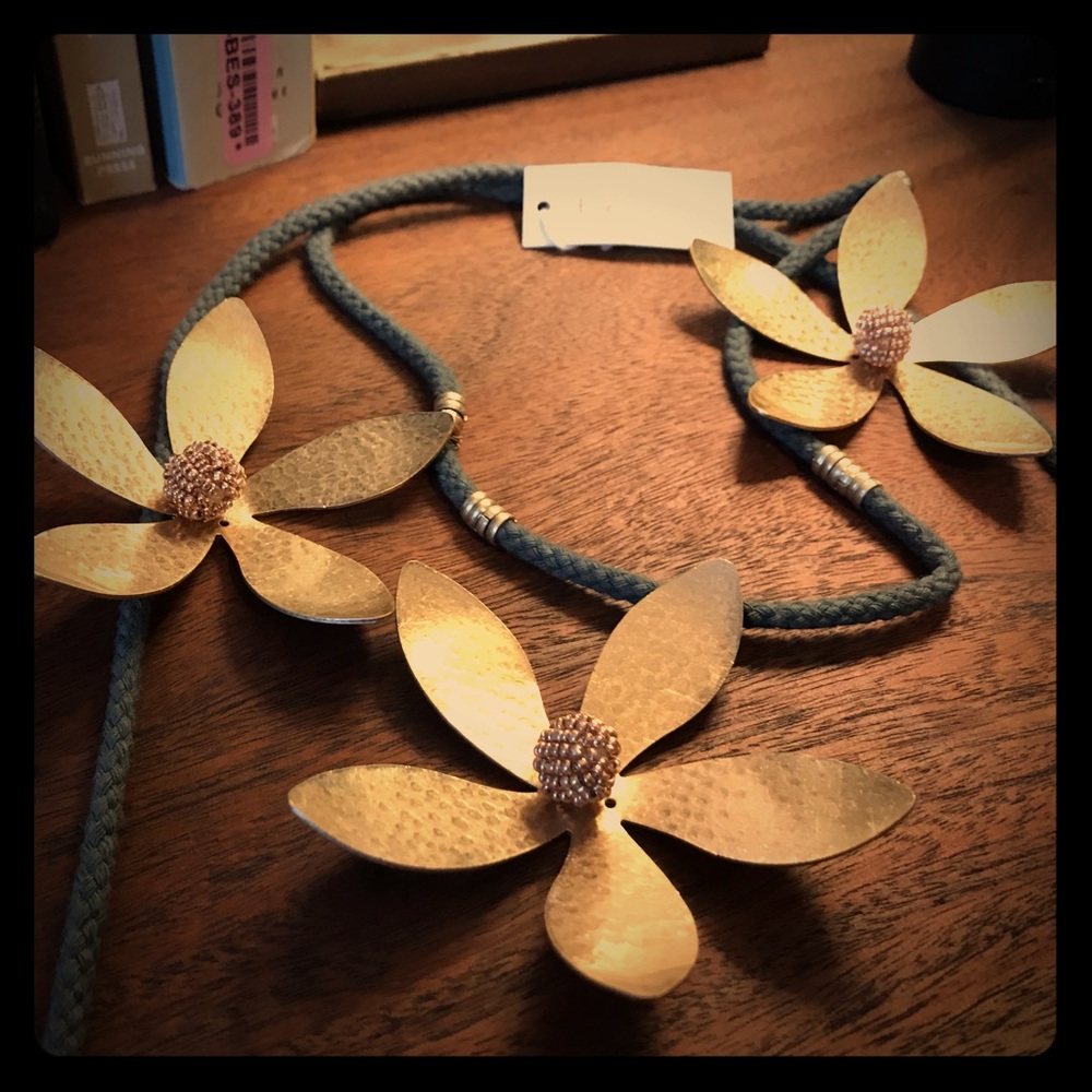 🌼 gray and brass flower statement necklace🌼